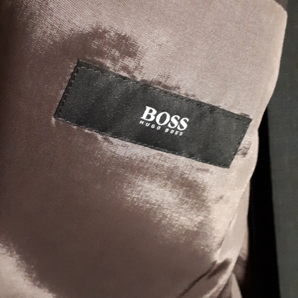 Hugo Boss, 2 piece suit. 44R jacket/36R pants - Picture 2 of 7